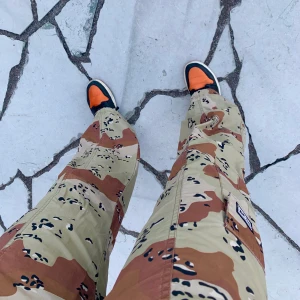 Obey Cargobyxor  - Obey cargobyxor. Fickor bak och fram.  Tunna och lätta i materialet. Långa som fan men snygga att vika upp. Knappt använt  (Är 173 och dom går ner i marken utan skor)   Storlek 28x34 (jeansstorlek) 