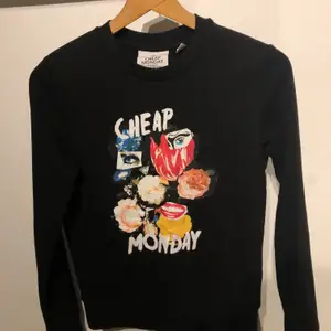 !!!Säljer denna supersnygga sweatshirt från Cheap Monday i strl xs. Passar mig som vanligtvis bär S. Går inte o få tag på. Är i jättegott skick och endast använd ett fåtal gånger!!!!.🤎  