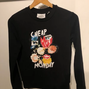 Cheap monday sweatshirt - !!!Säljer denna supersnygga sweatshirt från Cheap Monday i strl xs. Passar mig som vanligtvis bär S. Går inte o få tag på. Är i jättegott skick och endast använd ett fåtal gånger!!!!.🤎  