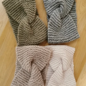 Stickade pannband med tvist ONE SIZE  - Hemstickade pannband med tvist. Finns i färgerna - beige, nude pink, ljusrosa och grå. Finns endast ett begränsat antal! 149kr/st. 