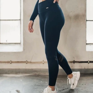 Träningstights från Aimn! - Träningstights från Aimn. Storlek S. Mörkblå fin färg. Modellen ”navy elevate seamless tights”.  Produktbeskrivning: - Full längd med sömlös ribbat stickat tyg - Ribbad hög midja för extra support - Fuktavvisande tyg - Enfärgad med hålstruktur på benen - Diamant-formad i grenen  Älskar verkligen dessa då dem är väldigt snygga på, men dem är tyvärr för små så jag väljer att sälja vidare.  Originalpris 600 kr. Mycket bra skick! Frakt tillkommer. Först till kvarn!!