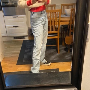 Ljusblåa jeans - Baggy ljusblåa jeans från mango😁😁 Dom är i storlek 34 men skulle säga att dom passar 36-38 bättre. Väldigt långa, jag är 170 och har lite högre skor på mig i bilden💞🕺🏽 Väldigt sparsamt använda så jättebra skick!!