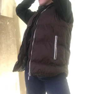 Brun vest  - Brun vest i fint skick, köpt på secondhand 