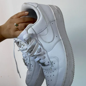 Nike Airforce 1 - Nike Airforce 1. Inget öppetköp, står inte för paket som är borta. 
