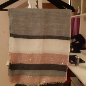 Halsduk - Halsduk från strativarius lappen sitter fortfarande på 