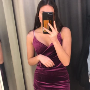 Sammets klänning - Klänningen är köpt på bikbok och endast använd en gång 100 kr eller bud. Klänningen är i storlek xs och passar mig som är 163 bra. Kan mötas upp i Jönköping 