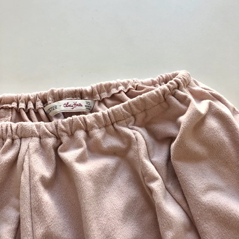 En superskön, stretchig och snygg kjol från Hollister. Bara använd några gånger så i fint skick! Väldigt speciellt tyg. Nästan ”fuskmocka” liknande. Väldigt mjukt iaf. Storlek XS. 99kr inkl frakt.. Kjolar.