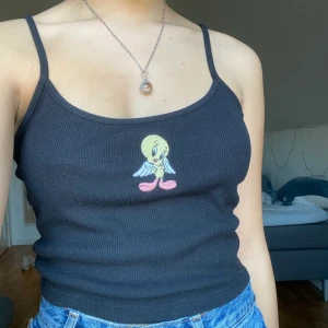 Sött linne - Linne från bershka x looney tunes, sitter jättesnyggt och är väldigt skön! Märkt som XS men sitter mer som S. Använd men i fint skick