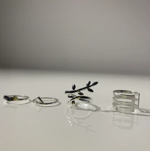 Superfina ringar - Säljer guldiga och silvriga ringar⚡️ ringarna som är stora kostar 20kr / styck och de små 10 kr / styck. Köparen stå för eventuell frakt! OBS! De två ringarna till höger på första bilden är sålda.