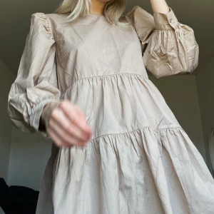 Klänning - Klänning från Gina T med öppen rygg. Helt ny