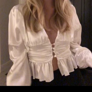 Satin topp - Jättefin blus i satin, storlek 34. Sparsamt använd