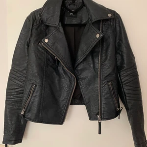 Skinn jacka  - Svart skinnjacka i super bra kvalite och silver detaljer . Har varit en favorit men har ännu inga defekter ! Uppskattar jackan till en storlek S. 💕😋