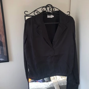 Misslisibell x NA-KD - Säljer denna superfina blus/skjorta från misslisibells ena kollektion med NA-KD då den tyvärr inte kommer till användning :( Storlek 40, endast testad. Nypris 199kr