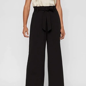 Paperbag pants VERO MODA - Ett par svarta paperbag byxor från Vero Moda i stl XS men skulle passa lika bra som S passar till längre folk. Nya, används aldrig med prislapp kvar köpt för 349 SEK. Kan fraktas och har swish.