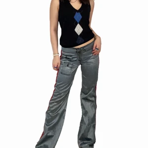 Vintage byxor - Vintage lågmidjade byxor med 2000tals stil och en röd rand längs byxbenen😍😍