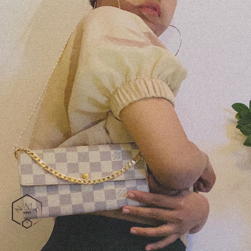 Louis vuitton sarah damier azur i fint skick | man kan använda som kuvertväska eller axelremväska |det finns intialer M.O på insida | koden : CA2131 | 2011 | måttet 19 x 10.5 x 2cm| äkta | kommer med louis vuitton påse (inte låda) |kolla gärna på mina andra annonser |det finns äktabevis 🌹 följa insta : @nmf_se. Väskor.