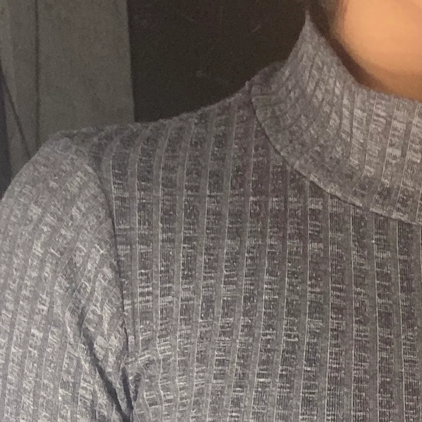 En grå långärmad tröja från Ginatricot i storlek XS. Tröjor & Koftor.