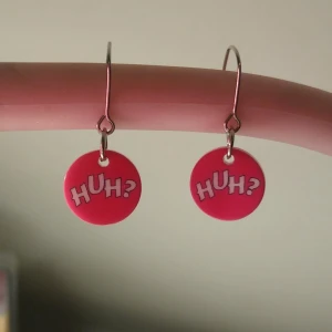 "HuH?" - Örhängen med trycket "HuH?" på. Köpta på SHEIN 2019. Inte använda. 