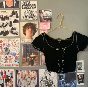 tröja  - as söt tröja men coola kontrastsömmar😈 köpt nyligen på plick men typ inte min stil (förra ägarens bild) 