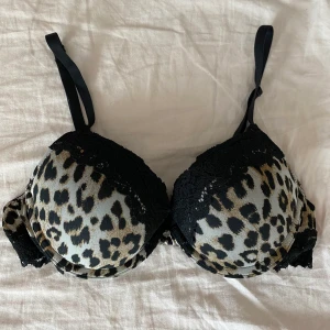 Leo-bh - Pushup bh som tyvärr är för liten för mig 🤍🖤 fint skick!! Det är bara att skriva om du har någon fundering eller är intresserad 😗😗