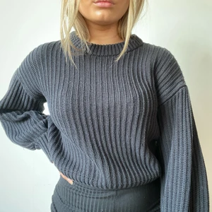 Stickad tröja - Svart stickad tröja från NA-KD. Kommer tyvärr inte till användning så därför säljer jag den, bra skick. 