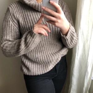 Zara stickad tröja stl M - Grå-brun stickad tröja från Zara med snygg tjcok polo (perfekt i Sveriges väder ;)). Lite längre i modellen och är normal använd. Kan mötas upp i Stockholm alternativt frakta (frakt ingår i priset) 💘😊