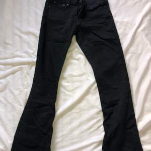 Svarta bootcut crocker jeans i W28 L31! Super snygga jeans säljer för dem inte passar längre. Säljer för 300kr inkl frakt! Kan även mötas upp i Linköping!!
