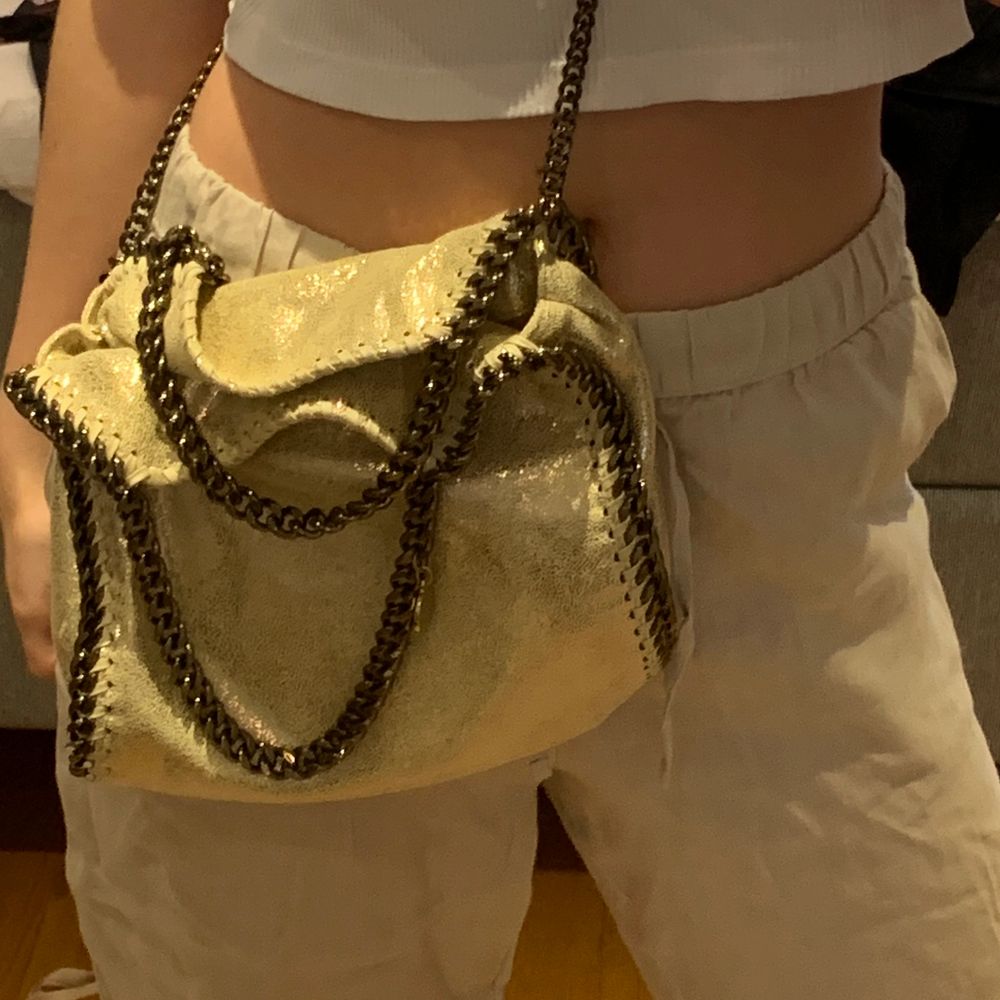 Säljer min Stella McCartney väska. Den är nyskick!!! Använd 2 gånger. Har för många väskor. Den perfekta och populäraste stoleken. Unik färg, så snygg! Väskan heter ”falabella mini metallic”. Nypris 8000. JAG HAR KVITTO, DUSTBAG OCH LAPPAR, allt medföljer. Skriv privat för fler bilder. Väskor.