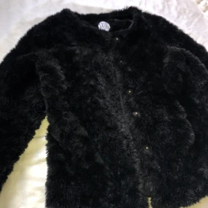 Fuskpäls jacka från Saint Tropez - Jätteskön och fin jacka från Saint Tropez i storlek S. Säljer för 260kr inkl frakt! Kan även mötas upp i Linköping! 
