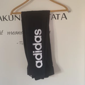 Adidas leggings/träningstights - Knappt använda, kan användas till fler saker än träning, du betalar frakt (45kr)☺️