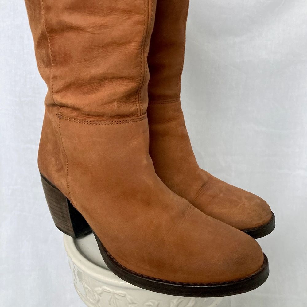 đ GORGEOUS KNEE HIGH HONEY BROWN LEATHER BOOTS WITH WOODEN HEEL âą SIZE - EU 38 âą BRAND - Sixtyseven âą MATERIAL - Leather y2k 90s 80s 70s 60s spring summer sunny autumn winter grey brown white black crop top tshirt strap shirt blouse jumper polo cape coat bolero orange yellow jacket sparkly party evening green grey silver gold velvet knit vest sweater v neck skirt bottoms pants jeans shorts shows acne studios eytys shoes boots heels mules autumn moon boots moonboots knee high boots skor klackar stövlar cowboy boots camel brun krĂ€m trĂ€. Skor.