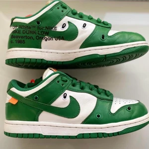 Nike Dunk Pine Green Off White - Ett par off white dunk i pine green färg. Cond 7/10 har både snören samt box o äktahetsbevis. (Många som är intresserade av skorna så lägg gärna ett bud på kommentarsfältet!)