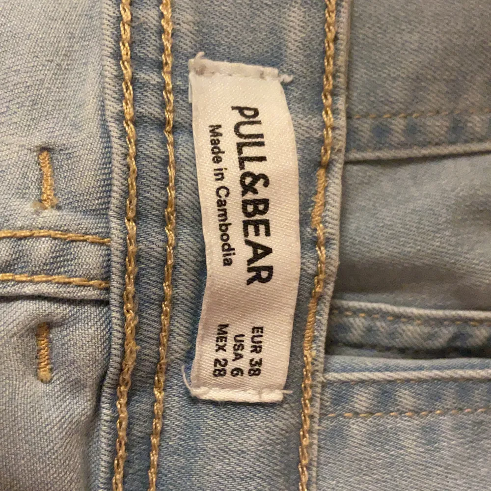 Jeans från Pull&Bear, använd några gånger men fortfarande fräscha😊 köparen står för frakten 😍. Jeans & Byxor.