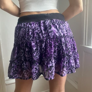 Puffig kjol  - Jätte fin kjol med lila leopardmönster, puffig 