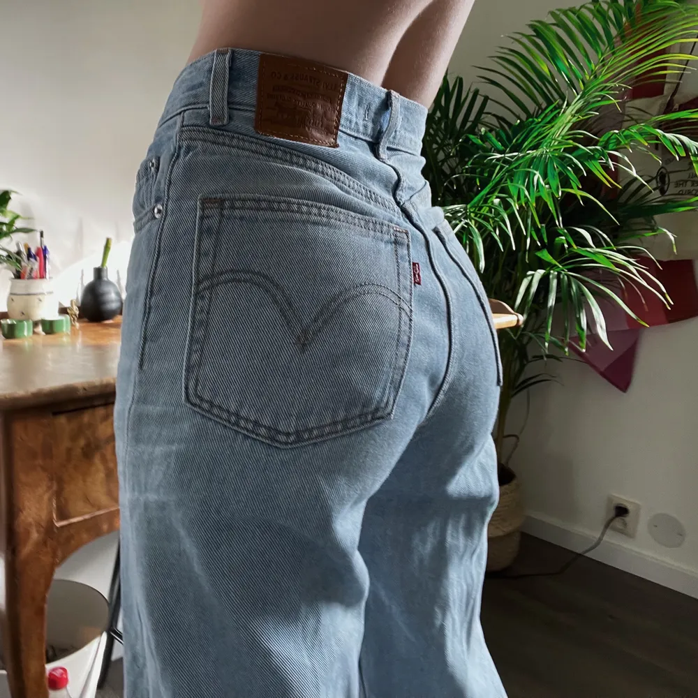 Jättefina vida jeans från Levi’s!! Buda i kommentarerna, bud från 100kr💗💗 Jag är 168 cm lång💞 Ledande bud: 620kr. Jeans & Byxor.