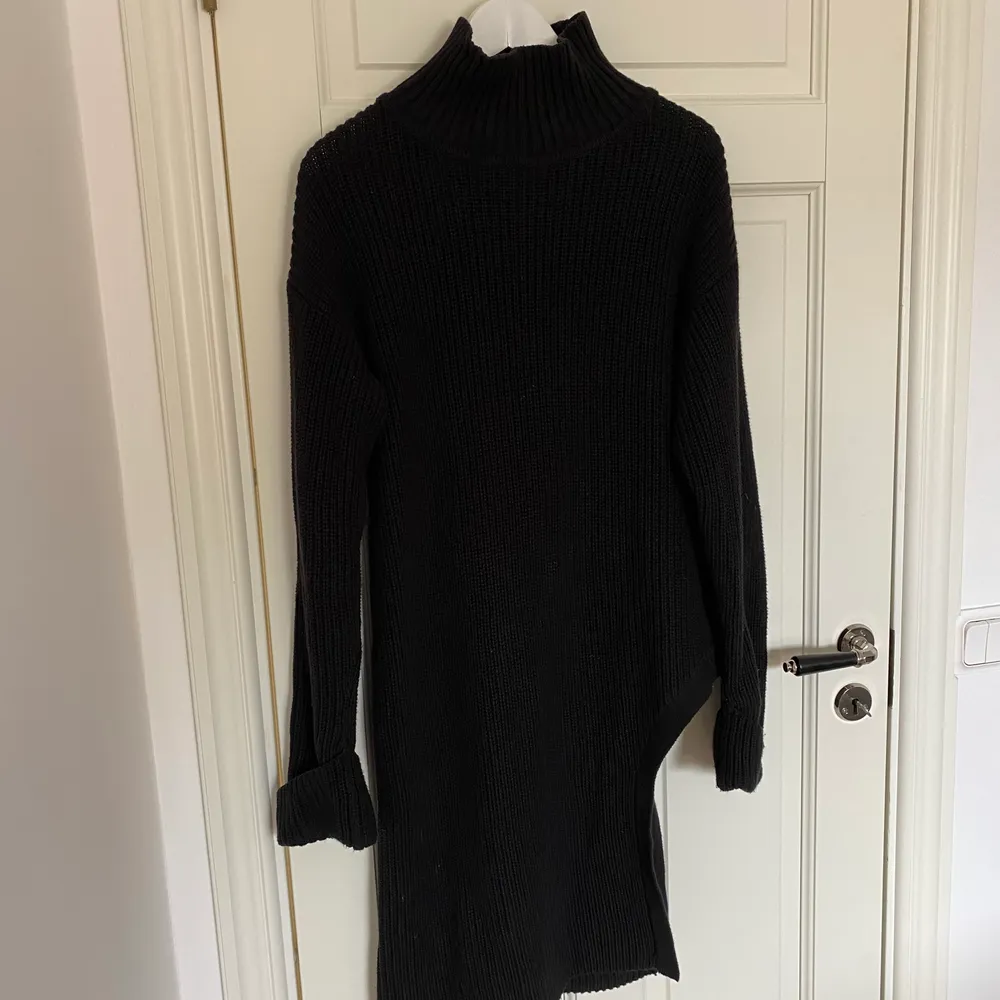 En svart lång stickad tröja från Gina Tricot. Använd 1-2 gånger . Tröjor & Koftor.