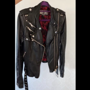 Jofama Kenza skinnjacka - Jätte snygg skinnjacka sparsamt använd i bra skick! Nypris: 3175kr