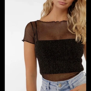 Svart glittrig genskjutit långarmad  - Samma som på första bilden fast långarmad. Superfin endast använd två-tre gånger. Köpt på chiquelle för 259kr 