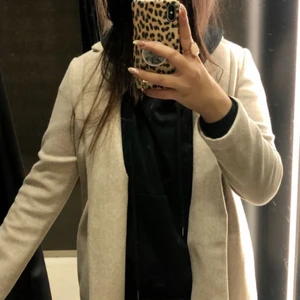 Beige kappa - Säljer denna skit snygga kappa ifrån zara. Perfekt nu till våren!