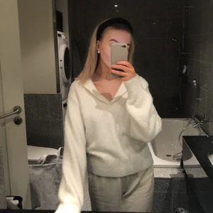 Fluffig ”skjorttröja” - Trendig tröja från h&m i jättemjukt fluffigt material. Oversize. Köptes för 299. Frakt tillkommer 