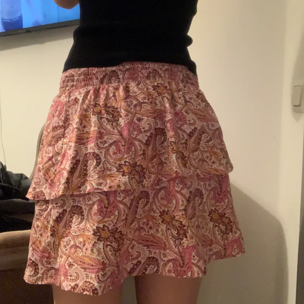 Somrig kjol ifrån Gina Tricot i storlek S med två volanger. Kjolar.