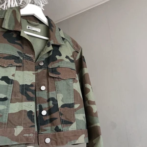 ⚡️Jeans jacka från Gina Tricot⚡️ - Riktig snygg militär färgad Jeans jacka från Gina. Passar till så mycket men mest en svart outfit.  Väldigt bra material som håller länge. Bra i längden, slutar lite ovanför midjan