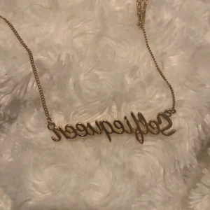 Halsband ”selfiequeen” - Ett halsband där det står ”selfiequeen”! Har ingen aning vart den är ifrån 🥰 aldrig använd, säljer för 60kr