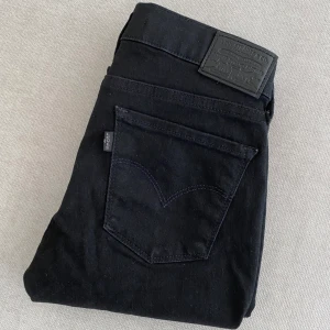 Levis 710 - Oanvända Levisjeans, endast provade. Supersköna med stretchigt material! Storlek W25 L32  Köpta av en tjej från Tise men dom passar tyvärr inte mig. 150kr eller buda!!😍