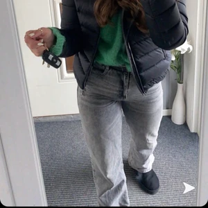 Zara jeans  - Säljer dessa sjukt snygga å sköna jeansen från zara. Säljer de på bilden fast  i svart. De är knappt använda å säljer dem då de inte kommer till användning🤩. Sjukt fina raka jeans köpta för 400kr. Säljer för 250kr eller högsta bud då de inte säljs längre och är väldigt eftertraktade.