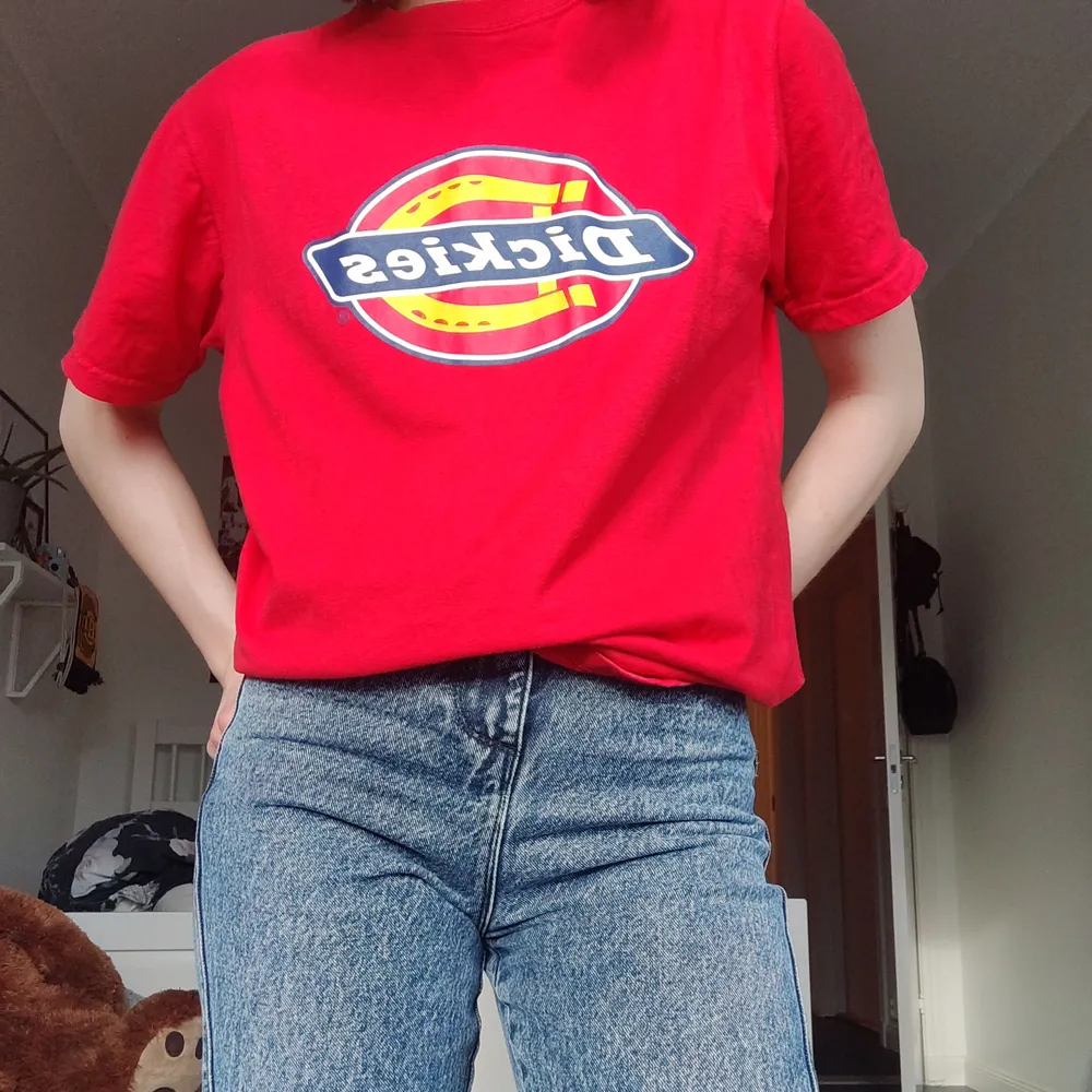 Sparsamt använd t-shirt från Dickies i klar röd färg. Jag är xs och sitter lite oversize så passar nog xs-m. T-shirts.