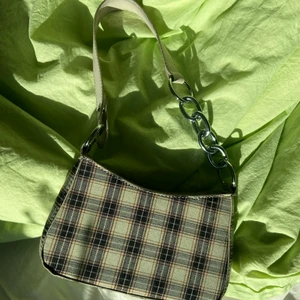 Handväska - Jättefin, rutig handväska som tyvärr inte kommer till användning. Köpare betalar frakt🥰💕