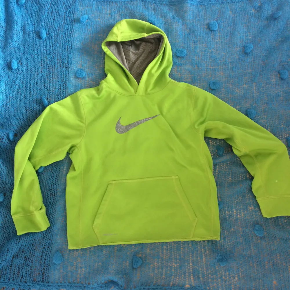 Cool neongrön hoodie från Nike, passar en M/L beroende på hur lös passform man gillar. Hoodies.