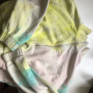 Weekday - Använt endast ett par gånger, tiedye tjocktröja i bomull! 