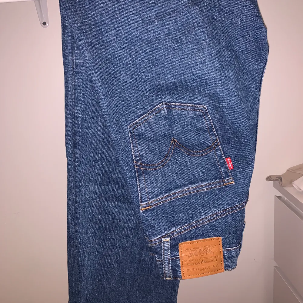Säljer dessa Levis jeans eftersom de är försmå! Använd ettfåtal gånger och är i mycket bra skick. Möts eller fraktar (köparen står för frakten).. Jeans & Byxor.
